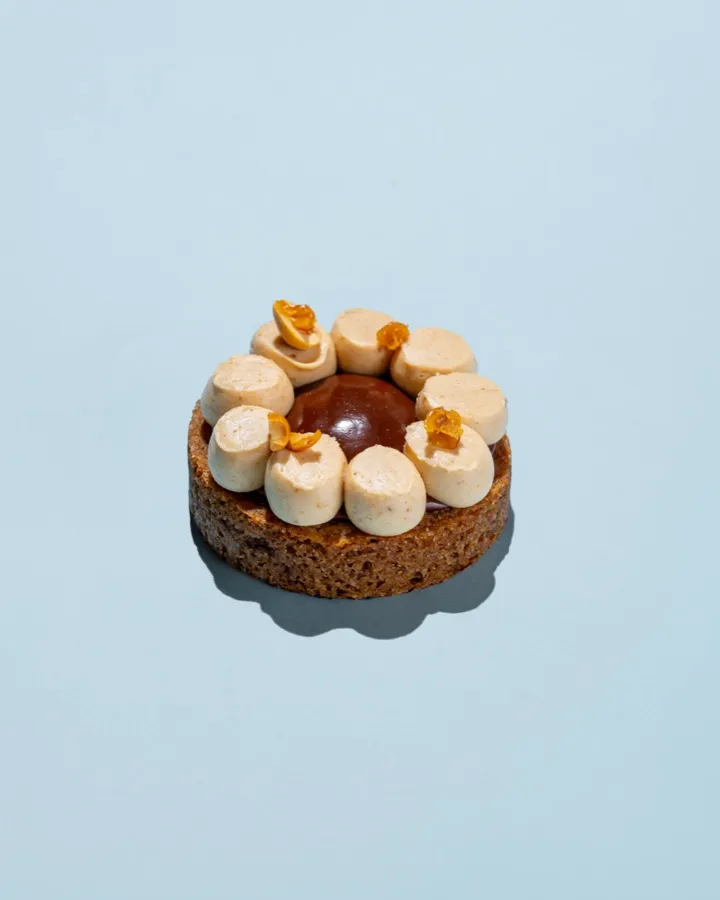 Soft Spot cookie: fresh banana, salted caramel, walnut crémeux, white chocolate